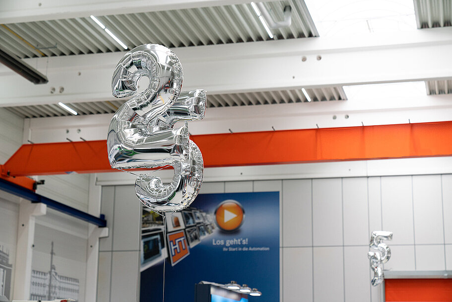 Montagehalle von HandlingTech mit Luftballons zum 25-jährigen Jubiläum